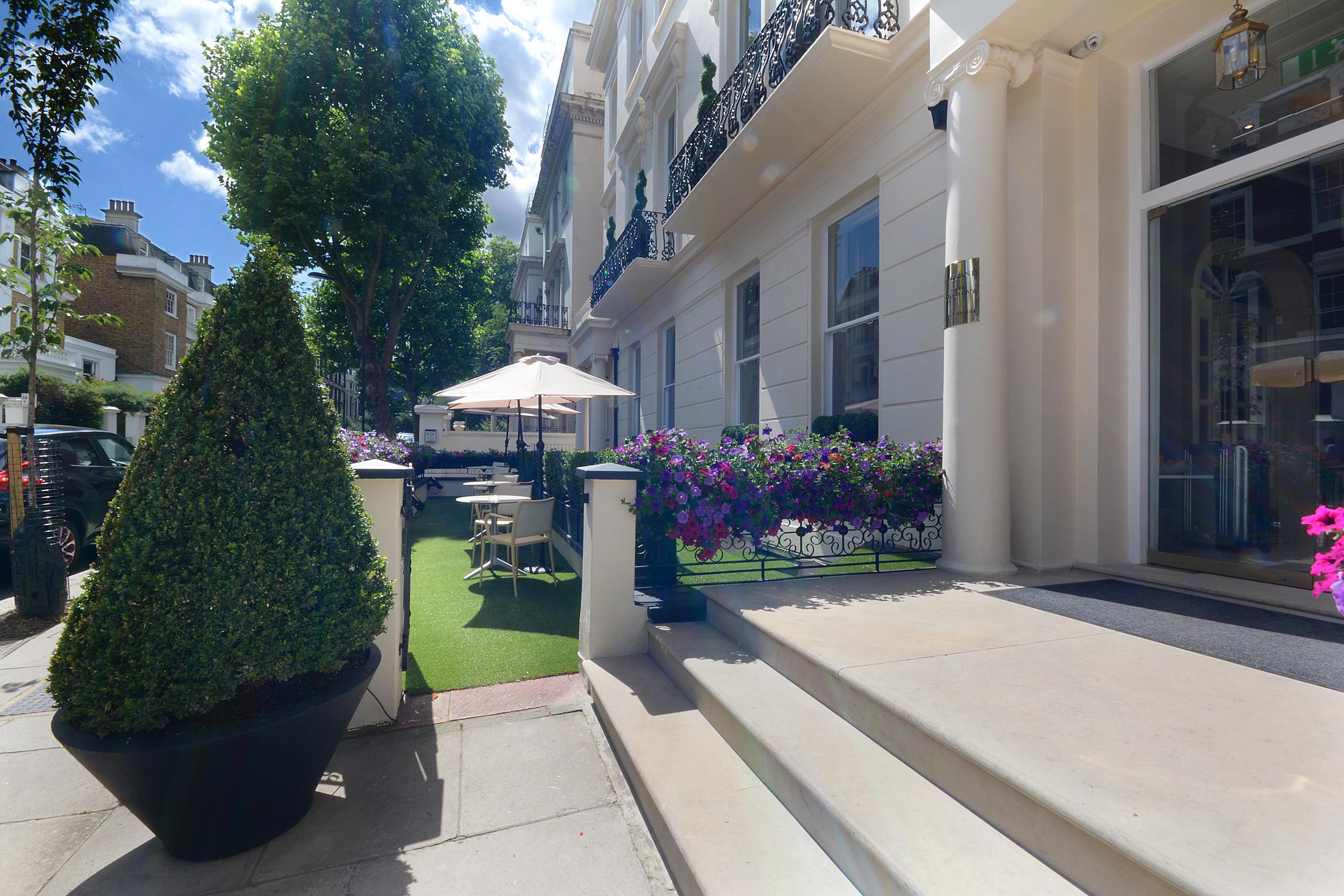 Park Grand London Lancaster Gate Hotel Exterior foto The courtyard at 100 Eaton Square