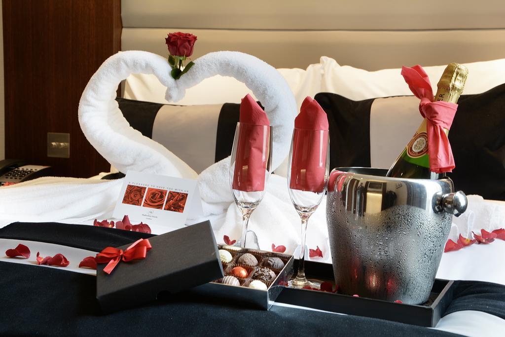 Park Grand London Lancaster Gate Hotel Exterior foto A romantic setting in a hotel room